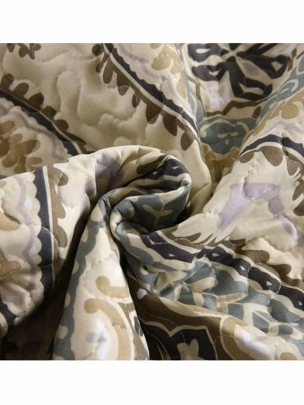 Elegant Paisley king/cal king 3 piece quilt set